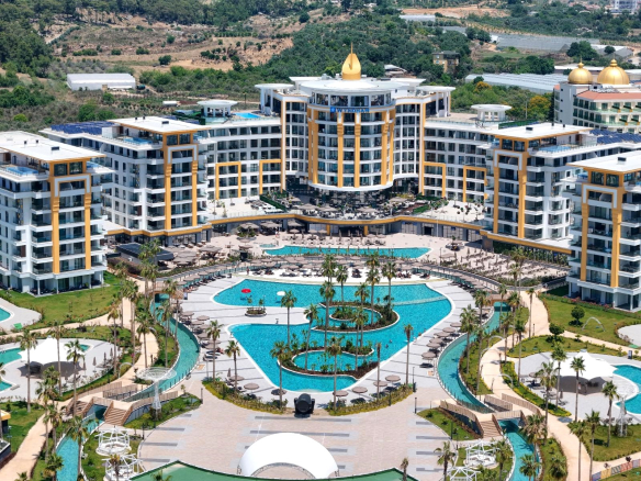 ID1382a 2+1 apartment with a large square in a premium complex in Turkler