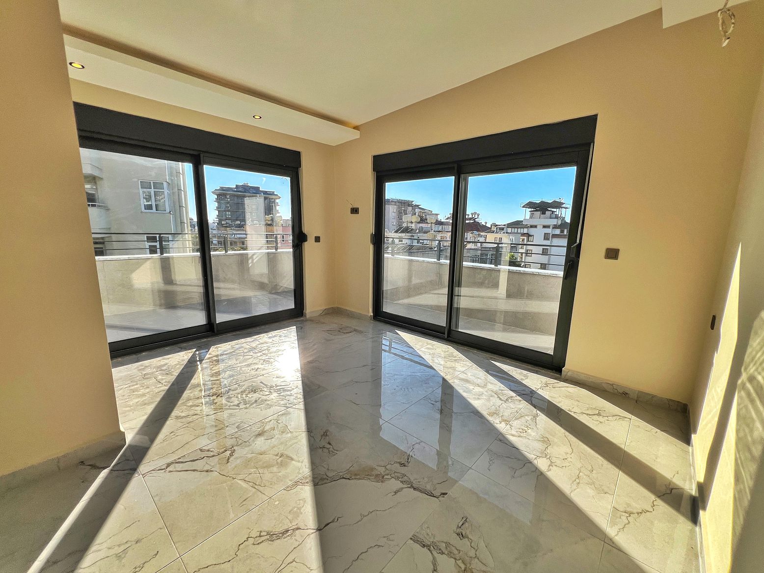 ID1208 Apartments and penthouses in a boutique complex in the center of Alanya, near Cleopatra Beach